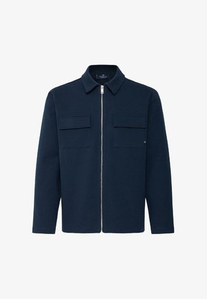 Donkerblauw jack met rits aan de voorkant, twee klepzakken op de borst, lange mouwen en een klassieke kraag, getoond tegen een witte achtergrond.