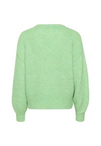 Groene, zachte gebreide trui met een relaxte pasvorm, verlaagde schouders en geribde manchetten en zoom. De textuur lijkt pluizig met een subtiele glans.