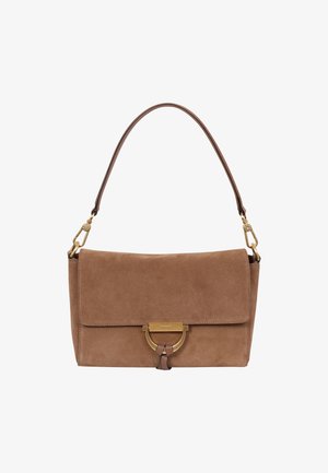 Braune Wildleder-Handtasche mit Klappenverschluss, goldfarbenen Metallakzenten, einem runden Verschluss und einem einzigen Schultertragegurt. Glatte Textur.