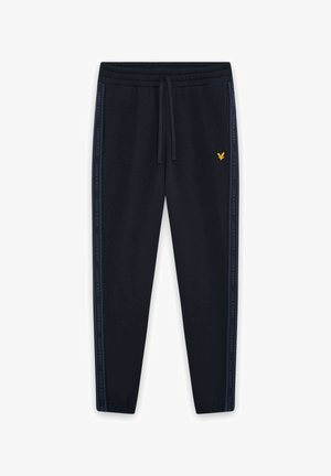 Marineblå sweatpants med indsnævret pasform, elastisk linning, snøre, striber i siden med teksten "Lyle & Scott" og lille gul ørn-logo på højre lår.