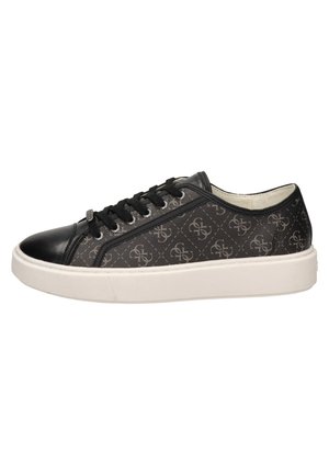 Sneaker bianca e nera con una tomaia in tessuto a motivo, punte in pelle, suola in gomma bianca e lacci neri.