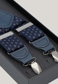 Granatowe szelki z teksturowanej tkaniny i metalowymi klamrami, z małymi złotymi kropkami wplecionymi w wzór. Zapakowane w czarne pudełko.