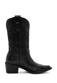 Bota de vaquero de cuero negro con patrón floral en relieve, punta afilada y tacón apilado. Incluye una lengüeta para facilitar su uso.