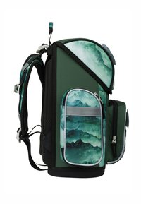Zaino verde con un tessuto texturizzato, dotato di tasche a motivo montano, molteplici scomparti e spallacci imbottiti regolabili.