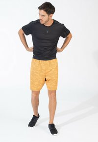 Spyder CAMOUFLAGE - Pantalón corto de deporte - gold