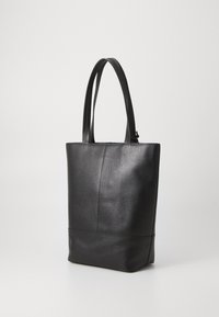 Borsa a tracolla in pelle nera con design strutturato, texture liscia e due manici lunghi. Il fondo presenta una banda in pelle leggermente più scura.