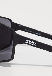 Sorte solbriller med mørke linser, rektangulær ramme, matt finish. Har en hvit "bliz" logo på brillestangen. Holdbart hengsel-design.