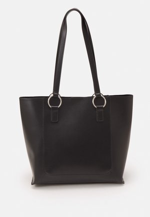 Schwarze Leder-Tasche mit zwei Schulterriemen, die mit silbernen Metallringen befestigt sind, vor weißem Hintergrund dargestellt.