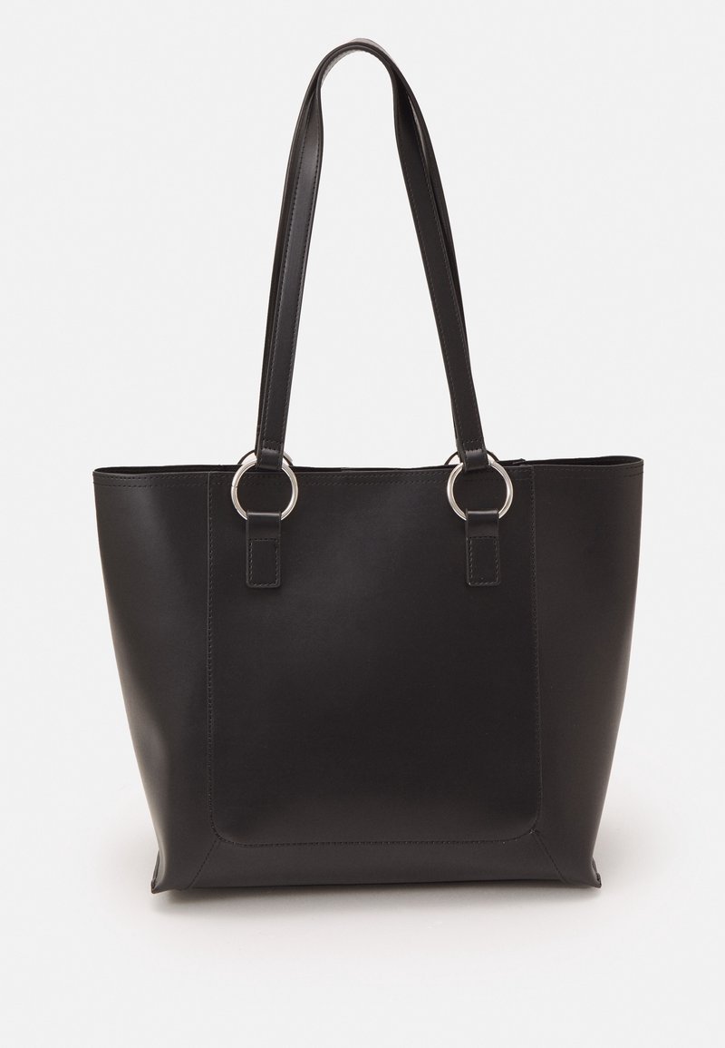 Sac cabas en cuir noir avec deux bretelles attachées par des anneaux métalliques argentés, présenté sur fond blanc.