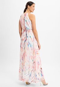 Maxi-Kleid aus leichtem, transparentem Stoff mit einem mehrfarbigen, abstrakten Muster in pastellfarbenen Tönen. Ärmelloses Design mit gerafftem Taillenbund.