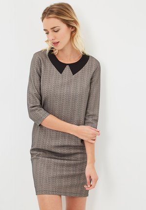 Vestido gris con estampado, mangas tres cuartos, cuello negro, forma ajustada, textura suave, corte a la altura de la rodilla y pequeñas rayas verticales.