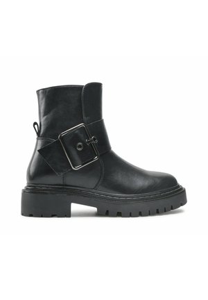 Schwarzer Leder-Stiefelette mit klobiger Sohle und großer dekorativer Schnalle an der Seite, glatte Textur, robuster Absatz.