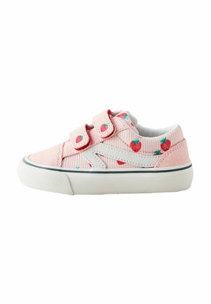 Baskets roses pour tout-petit avec imprimé fraises, deux bandes Velcro, semelle blanche et détail zigzag blanc sur le côté.