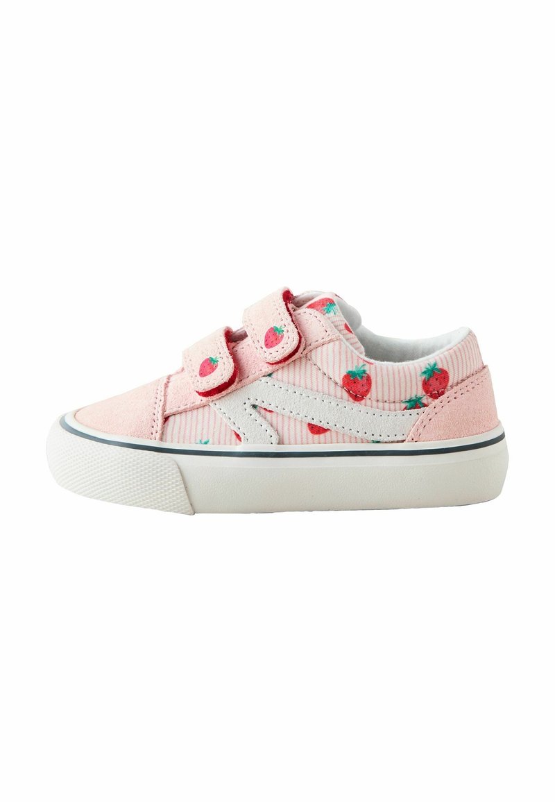 Baskets roses pour tout-petit avec imprimé fraises, deux bandes Velcro, semelle blanche et détail zigzag blanc sur le côté.