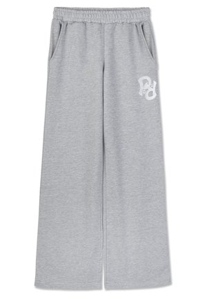 Pantalones de chándal gris de pierna ancha hechos de una tela suave, con una cintura elástica y bolsillos laterales, y un pequeño logo blanco en una pierna.