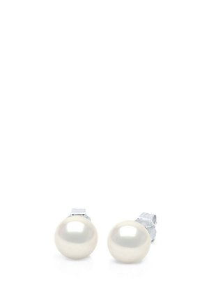 Boucles d'oreilles clous en perle avec dos en métal argenté, perles blanches lisses et rondes, design simple et élégant sur fond blanc.