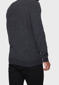 Pull gris foncé texturé à manches longues, avec poignets et ourlet côtelés. Présente un col rond classique et une coupe légèrement ajustée.