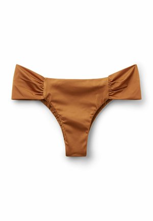 Brązowy dół od bikini z wysokim stanem, z szerokimi marszczonymi bokami, ułożony płasko na białym tle.