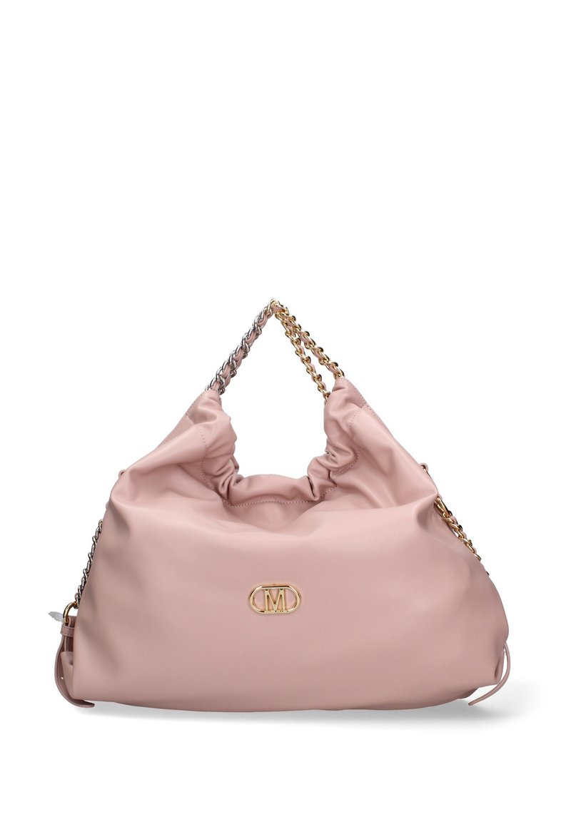 Roze leren handtas met een verzameld lichaam, logo in goudkleur en een tweekleurige kettingstrap. Gladde textuur, ronde vorm en minimalistisch ontwerp.