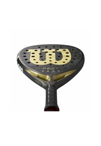 Wilson padel racket met een zwart-gouden ontwerp, grote perforaties en een gestructureerd oppervlak. De grip is ergonomisch met een gestructureerd handvat.