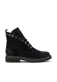 Bottine en suède noir avec des accents texturés et des détails cloutés. Elle présente un design à lacets, un bout rond et une semelle en caoutchouc robuste.