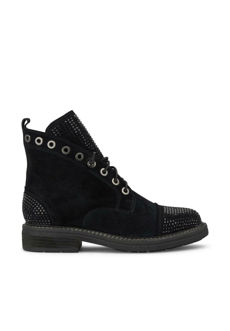 Bottine en suède noir avec des accents texturés et des détails cloutés. Elle présente un design à lacets, un bout rond et une semelle en caoutchouc robuste.