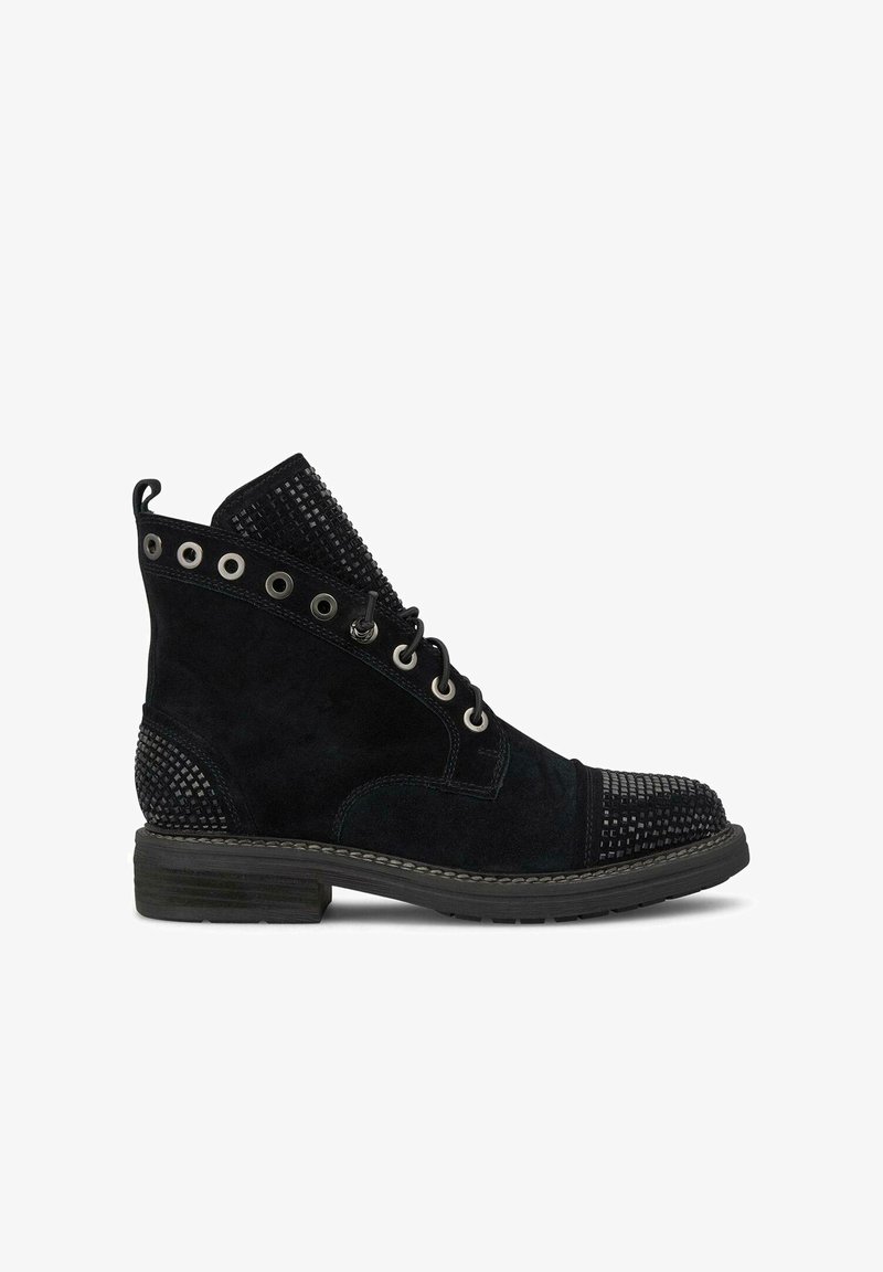 Bottine en suède noir avec des accents texturés et des détails cloutés. Elle présente un design à lacets, un bout rond et une semelle en caoutchouc robuste.