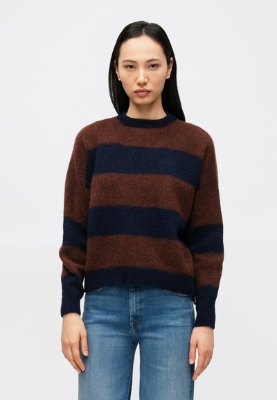 Pull en maille avec larges rayures marron et bleu marine, col rond, manches longues et coupe décontractée. Texture douce avec poignets côtelés.