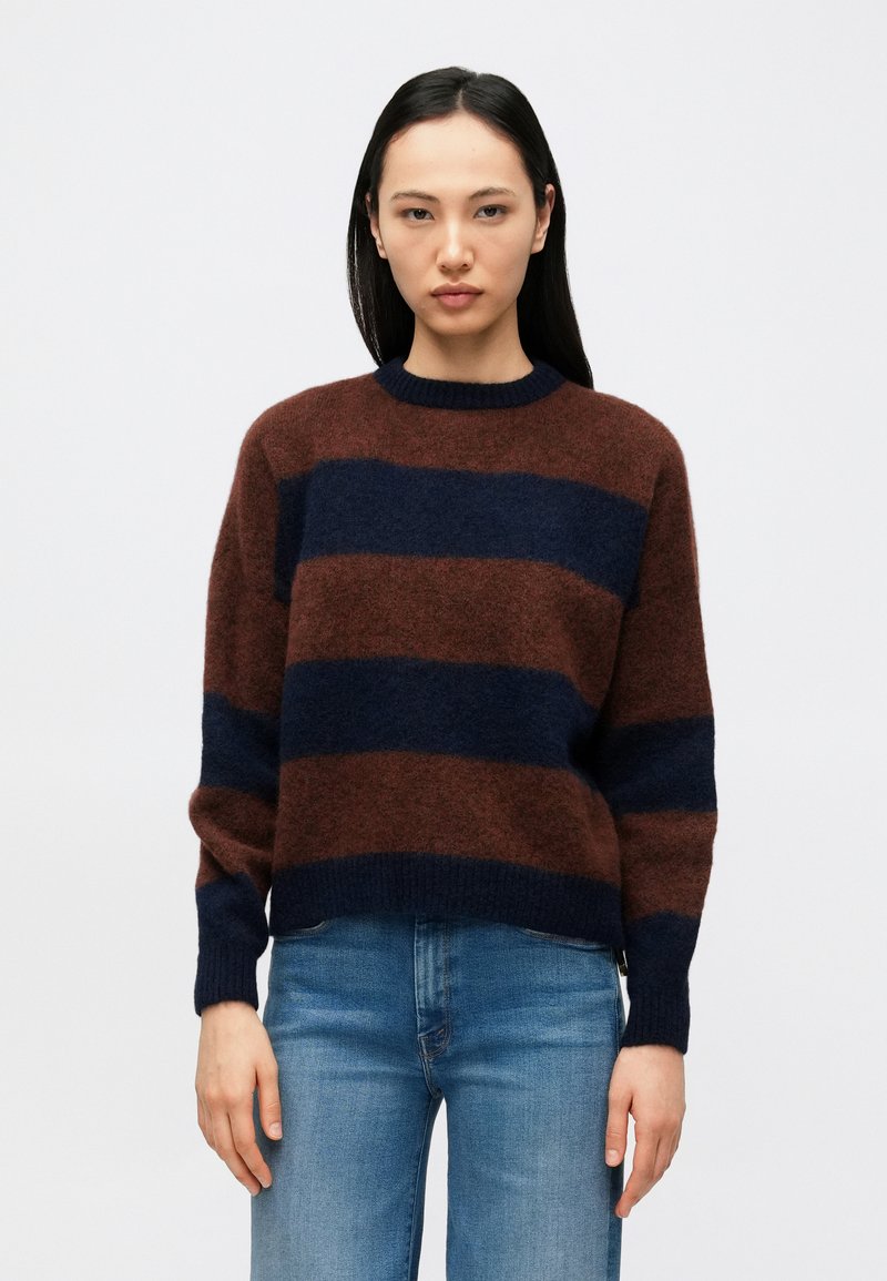 Pulover tricotat cu dungi late maro și bleumarin, gât rotund, mâneci lungi și croială lejeră. Textură moale, cu manșete rib.}}