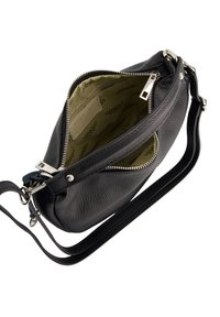 Sort læderhandbag med en tekstureret overflade, lynlåslukning og inderlomme. Har en aftagelig strop til alsidige bære muligheder.