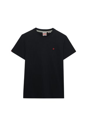 Zwart T-shirt met korte mouwen en ronde hals, met een klein rood geborduurd logo op de linkerborst en een label aan de binnenkant van de kraag.