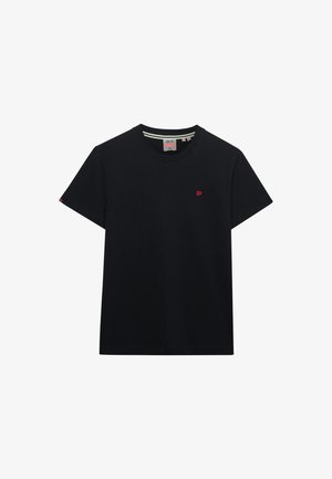 T-shirt noir à manches courtes et col rond, avec un petit logo rouge brodé sur le côté gauche de la poitrine et une étiquette à l'intérieur du col.
