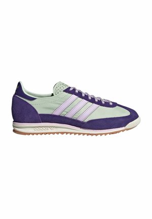Zapatillas moradas y verde claro con una parte superior de ante y textil, tres franjas en lavanda y una suela de goma blanca con un acabado texturizado.