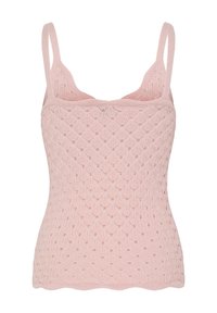 Haut débardeur rose clair en crochet avec fines bretelles et bords festonnés, présentant un motif texturé en travail ajouré.