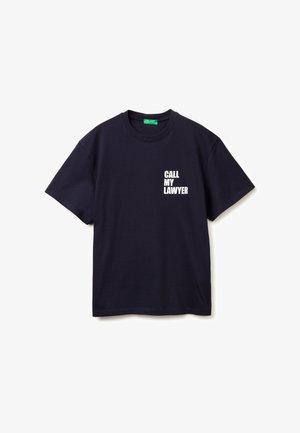 Zwart T-shirt met korte mouwen en witte tekst "BEL MIJN ADVOCAAT" bedrukt op de linkerborst.