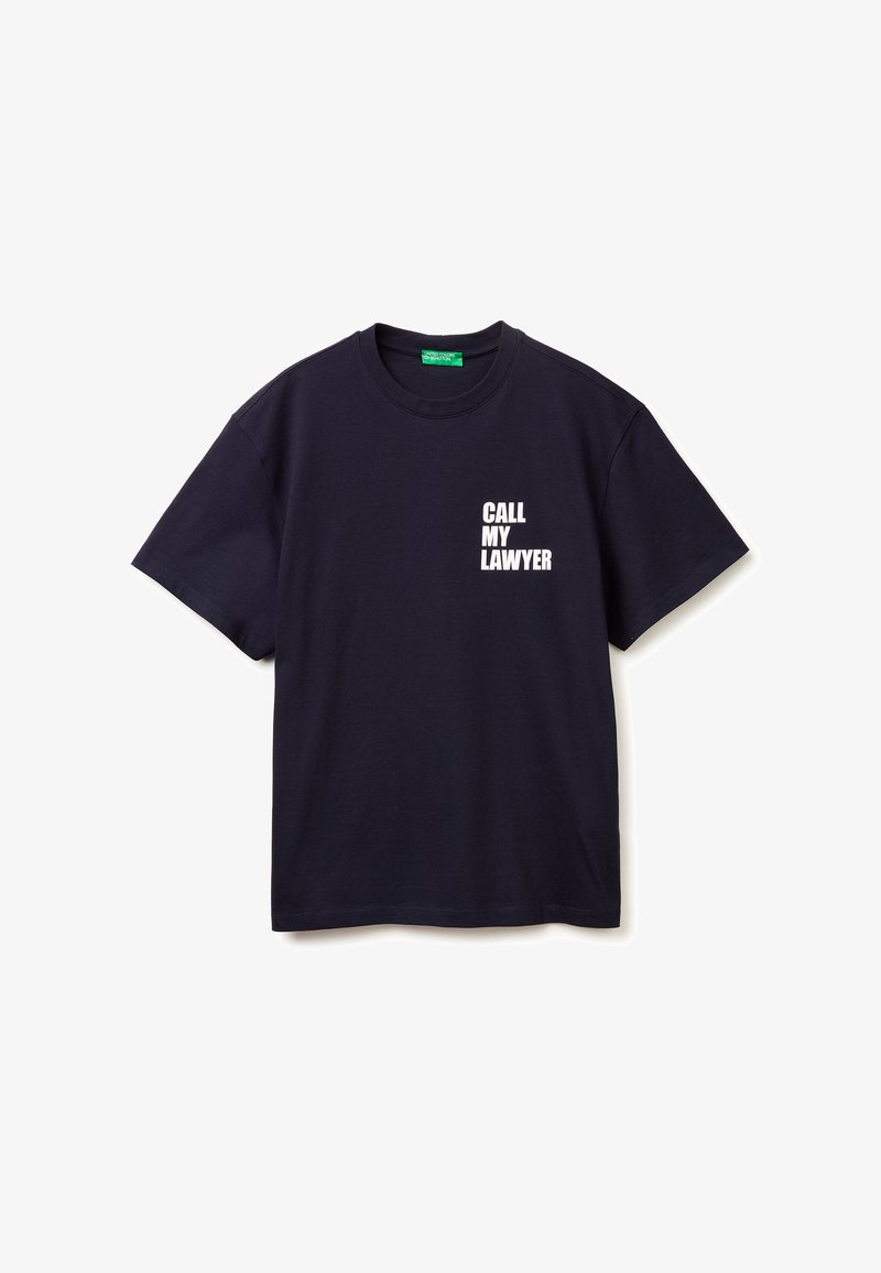 Zwart T-shirt met korte mouwen en witte tekst "BEL MIJN ADVOCAAT" bedrukt op de linkerborst.