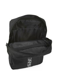 Bolsa de tela negra con apertura con cremallera, con un interior suave y un compartimento pequeño. Un lado tiene un logo impreso en gris.