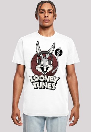 Hvid bomulds t-shirt med et grafisk motiv af en tegneseriekanin med hovedtelefoner, omgivet af et rødt cirkulært design og "Looney Tunes" tekst.
