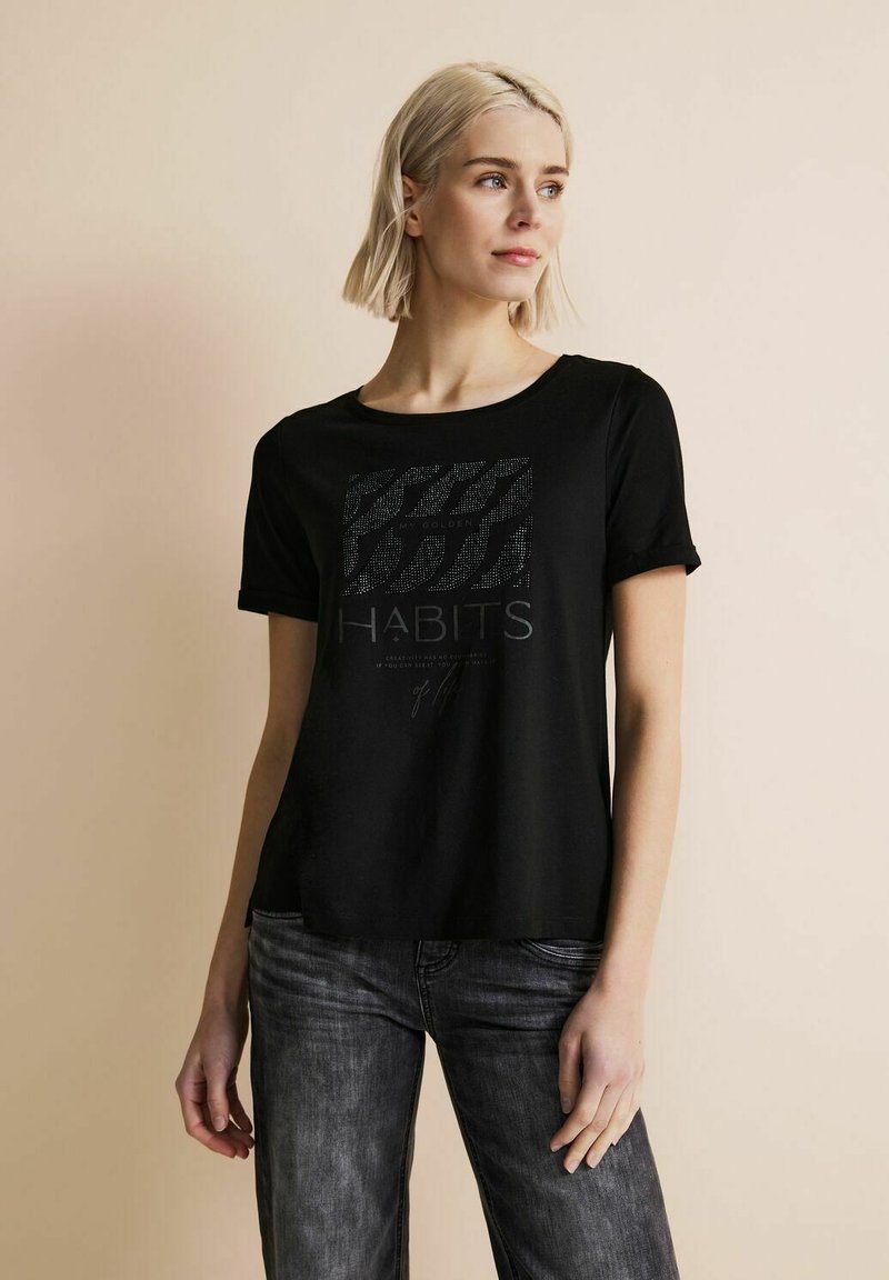 Schwarzes T-Shirt mit kurzen Ärmeln, das ein strukturiertes Grafikdesign mit dem Wort "HABITS" und abstrakten Mustern zeigt. Weicher, bequemer Stoff.
