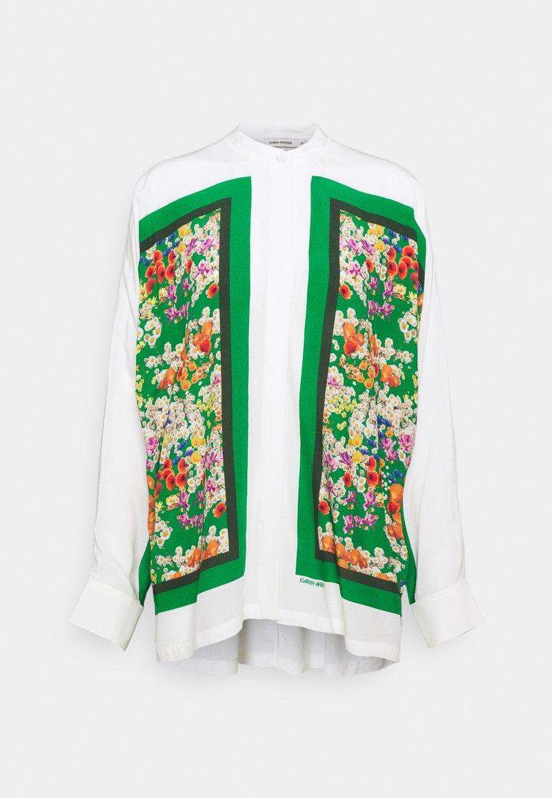 Chemise blanche à manches longues avec des panneaux verts présentant des motifs floraux colorés à l'avant et un col montant avec une fermeture par bouton.