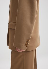 NA-KD Lühike jakk - dark beige