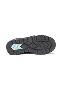 Suela de zapato de goma negra con agarre texturizado, con un acento en aqua y varios patrones de banda. Incluye una marca en relieve y un diseño flexible.