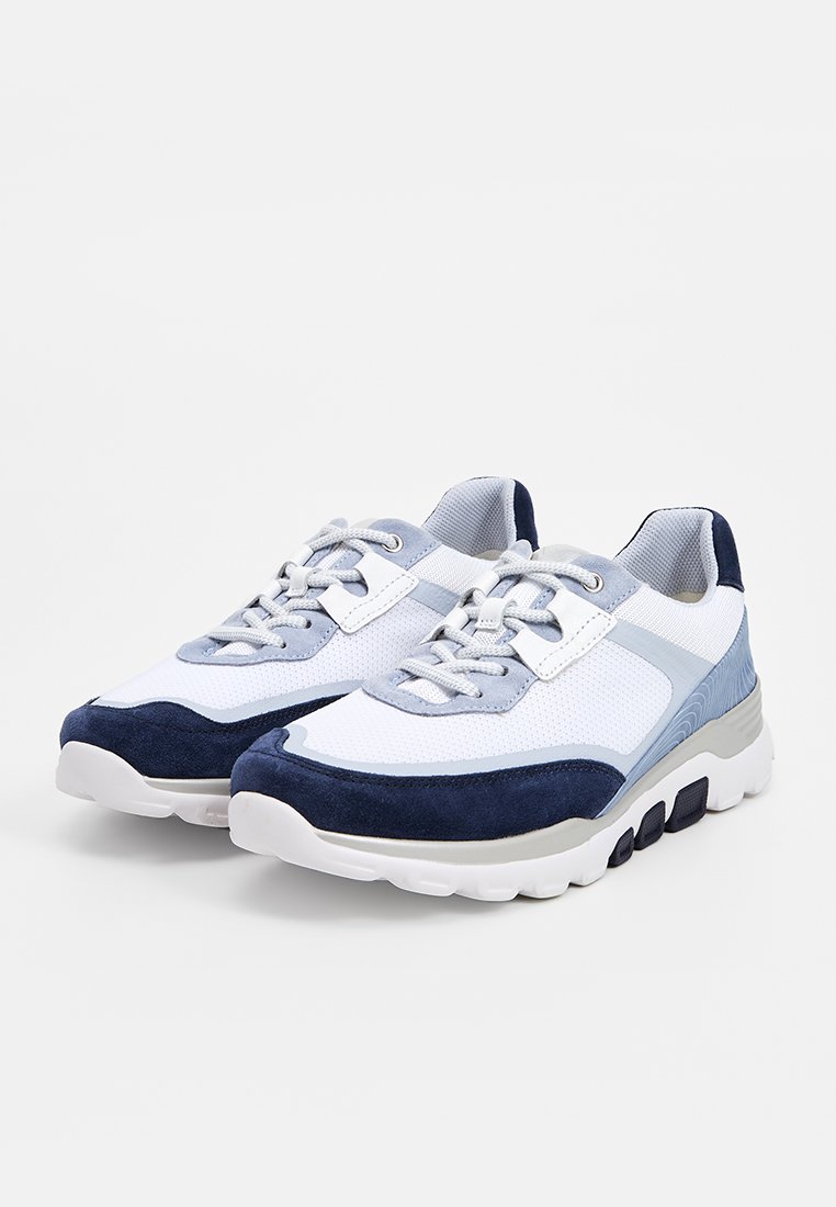 Weiße und marineblaue Sneaker mit einem Obermaterial aus Mesh, Wildlederelementen und dicker gepolsterter Sohle. Verfügt über graue und blaue Überlagerungen sowie traditionelle Schnürung.