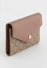 Portofel compact cu clapetă texturată maro și corp din țesătură bej, având un model în romb de culoare maro închis și închidere cu buton auriu.