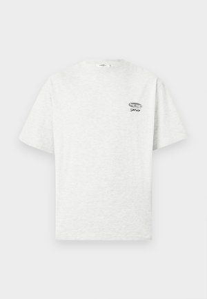 Vaaleanharmaa lyhythihainen pyöreäkauluksinen t-paita, jossa pieni musta logo ja "MXVI"-teksti vasemmassa ylärintassa.