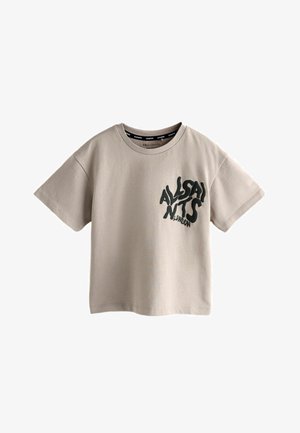 Beige T-Shirt mit kurzen Ärmeln, schwarzem verzerrtem "ALLSAINTS LONDON"-Schriftzug auf der linken Brust und rundem Ausschnitt.