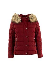 Rode gewatteerde jas met capuchon gevoerd met bont, sluitingen met drukknopen en rits, horizontale stiksels en twee zijzakken met rits.
