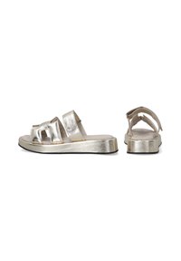 Metallic guld slide sandaler med to brede stropper, justerbare Velcro-lukninger og en polstret indersål. Har en tekstureret ydersål for godt greb.