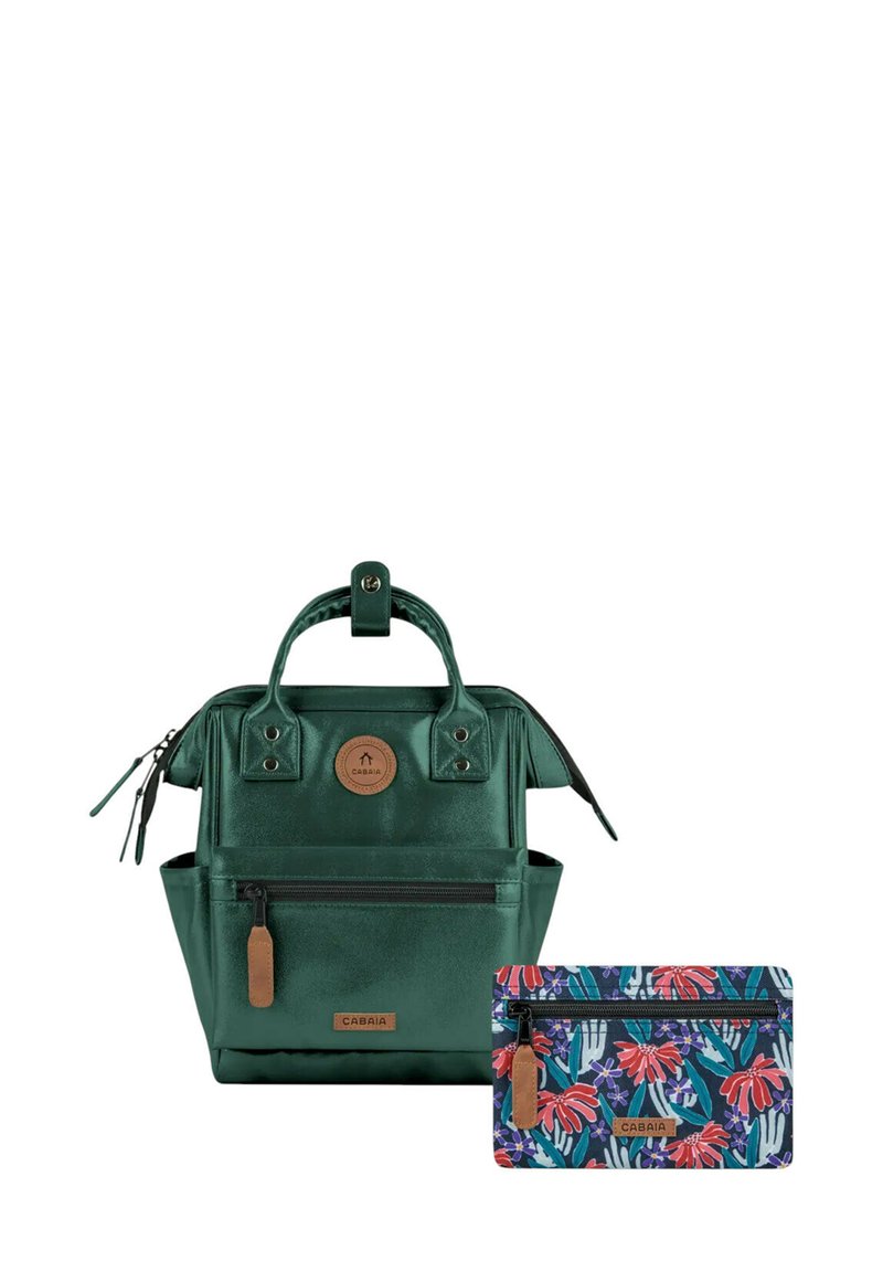 Grüner metallischer Rucksack mit zwei Griffen, einer Vordertasche mit Reißverschluss und einem Logopatch. Enthält einen kleineren Beutel mit Blumenmuster und Reißverschluss.