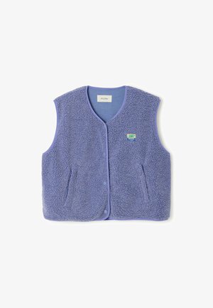 Vijolična flis brezrokavnik z teksturirano površino, sprednjim zapiranjem na zatiče in dvema stranskima žepoma. Okrasi ga kontrastni svetlo vijolični rob.